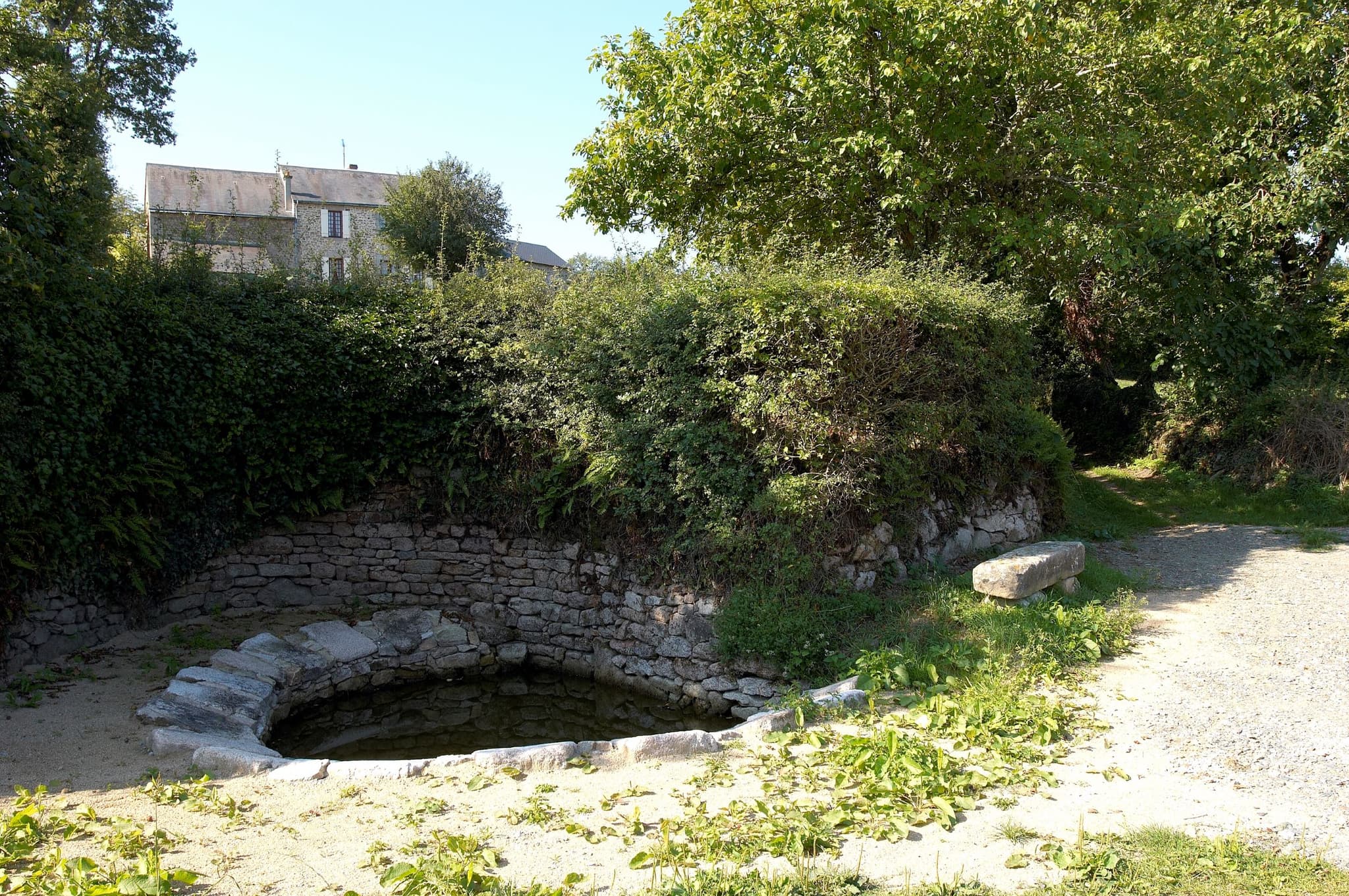 Le Lavoir et la fontaine de Saint Roch_2