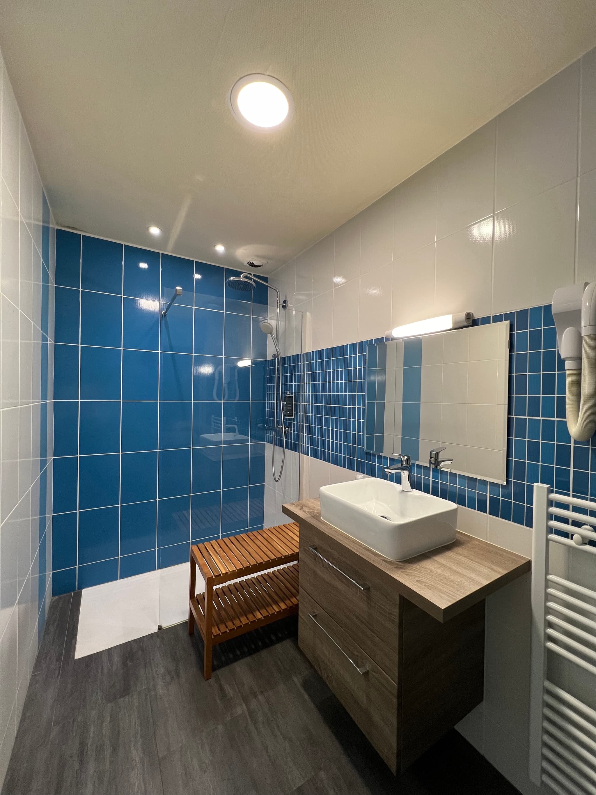 Salle de bain bleu au Brit Hôtel du Parc à Niort