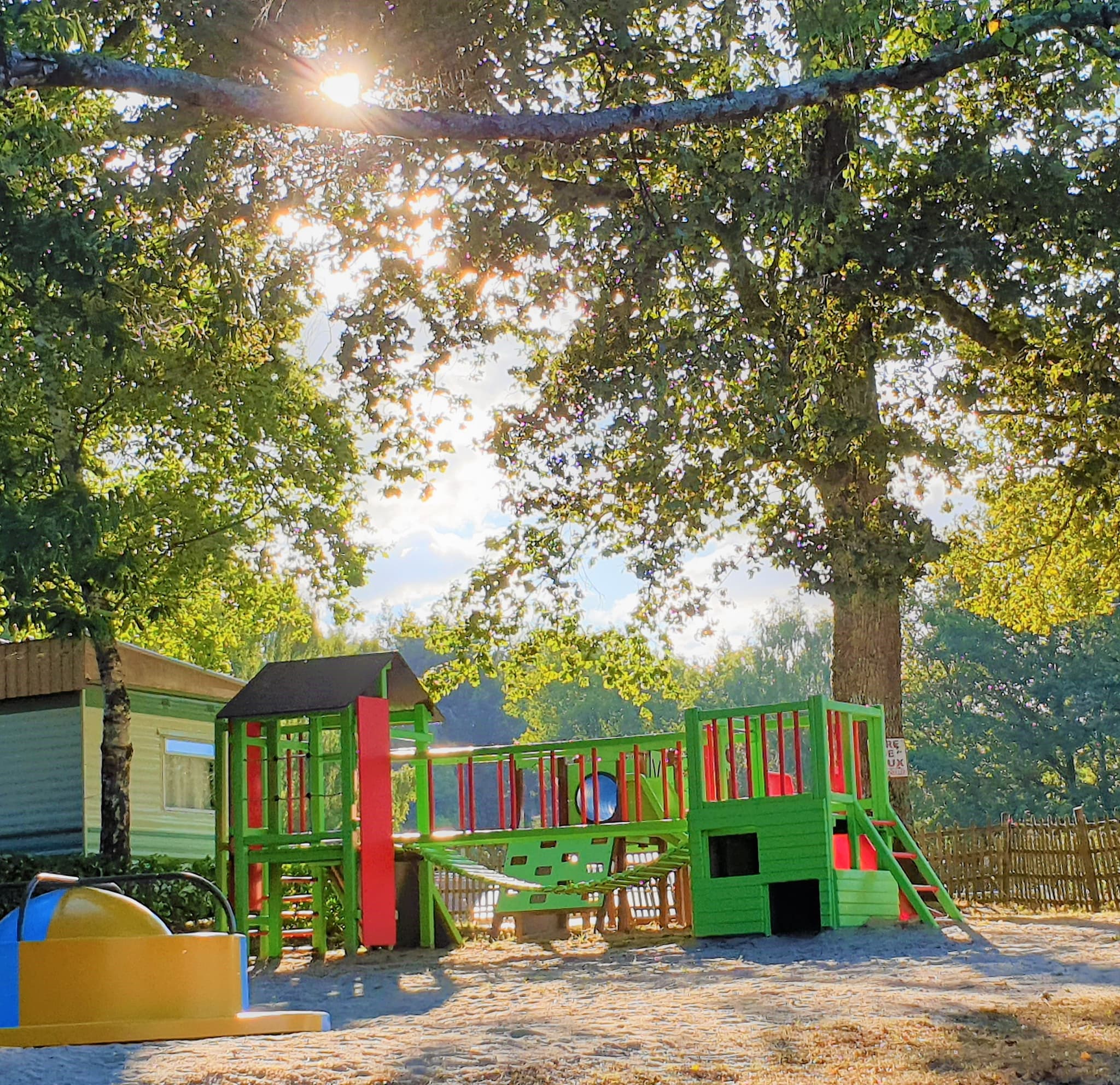 Aire de jeux pour enfants au Flower Camping l'Air du Lac_15
