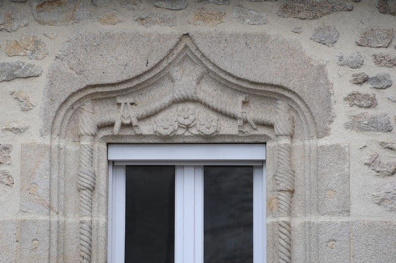 Fenêtre provenant du château de Monisme_2