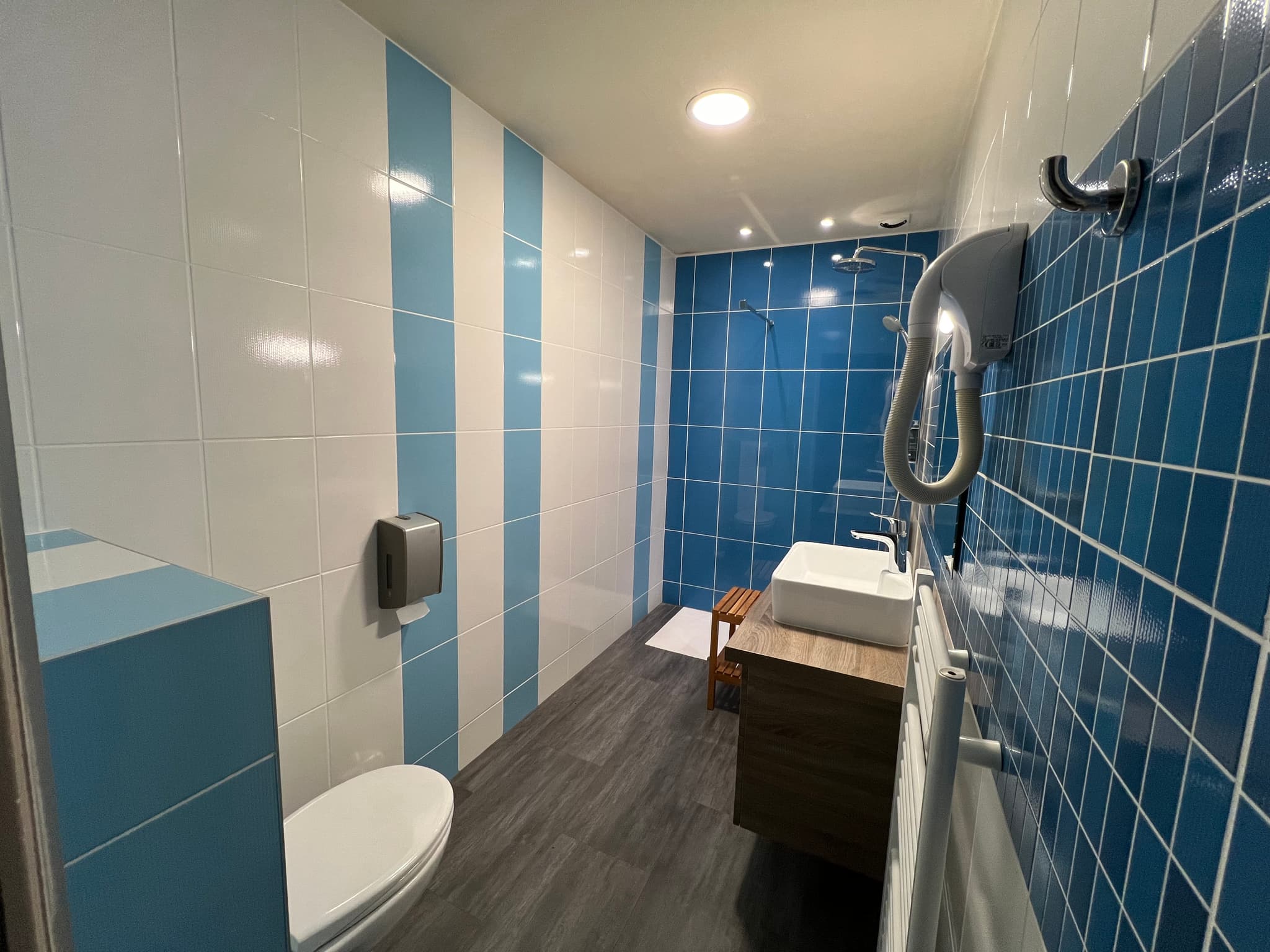 Salle de bain bleu au Brit Hôtel du Parc à Niort