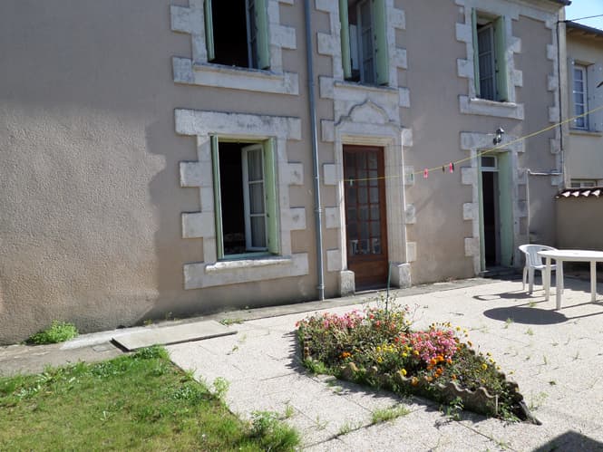 La cour avec terrasse