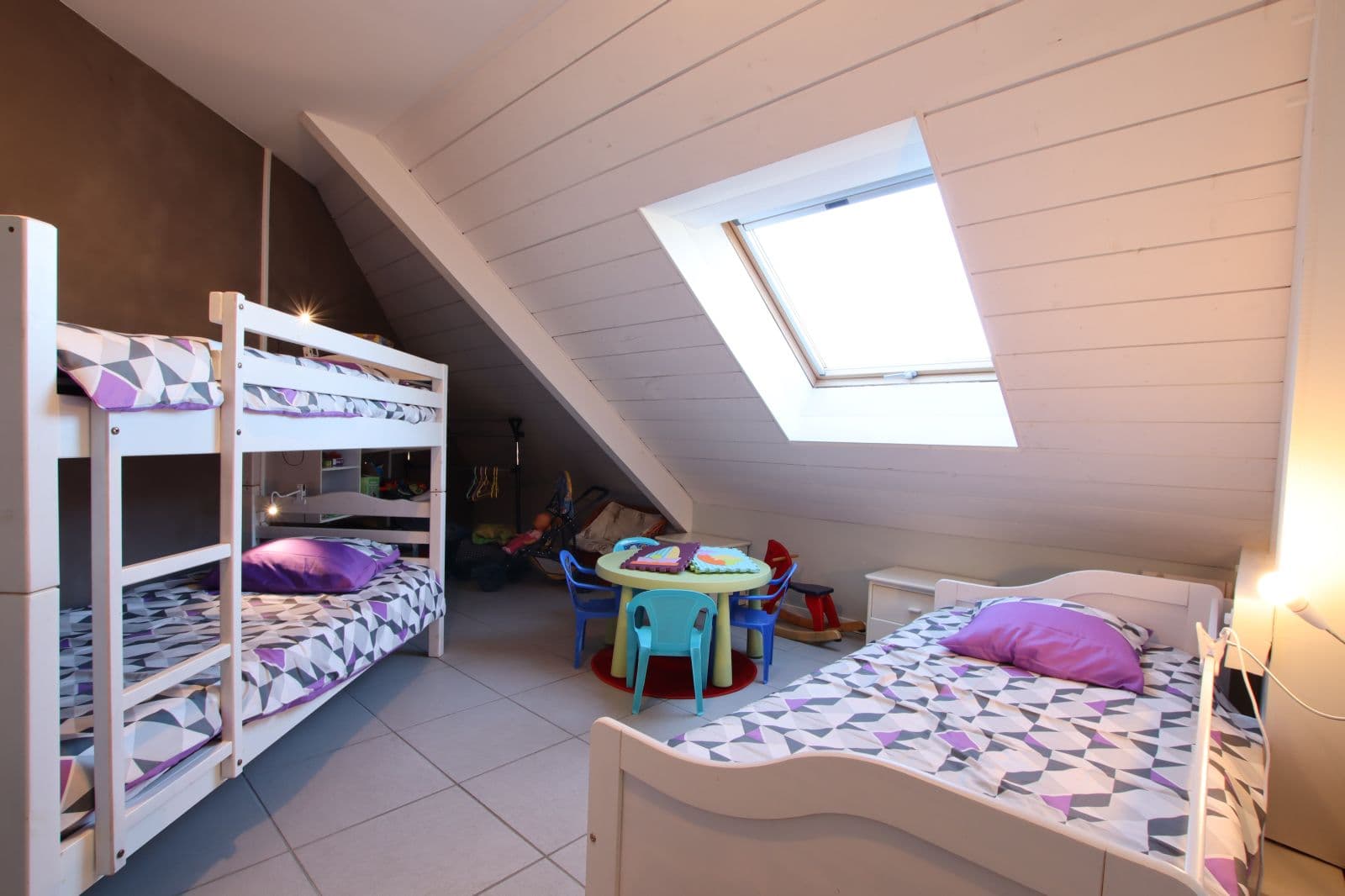 Chambre avec 2 lits superposés et 1 lit simple