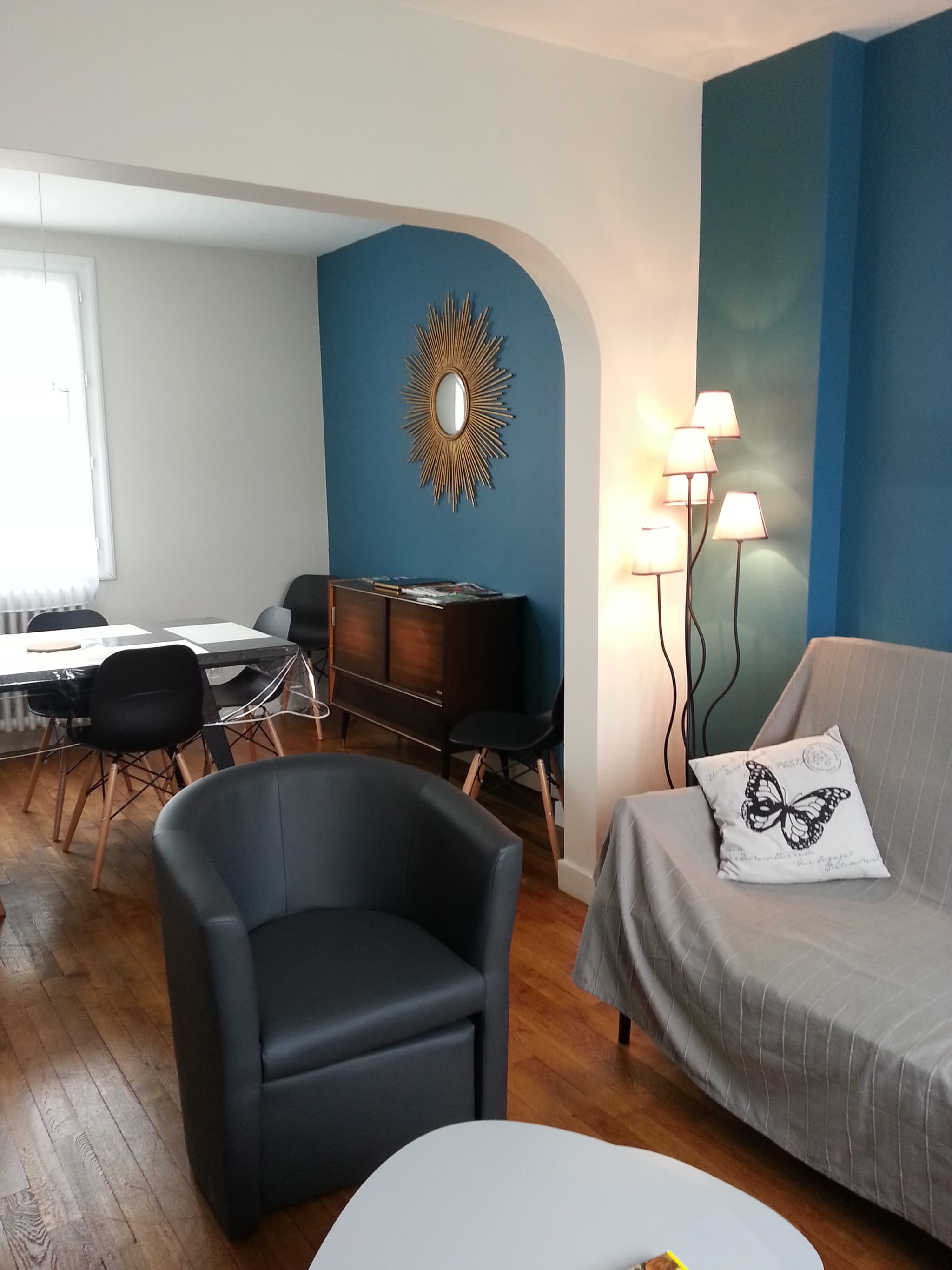 Le salon avec l'ouverture arrondie vers la salle à manger