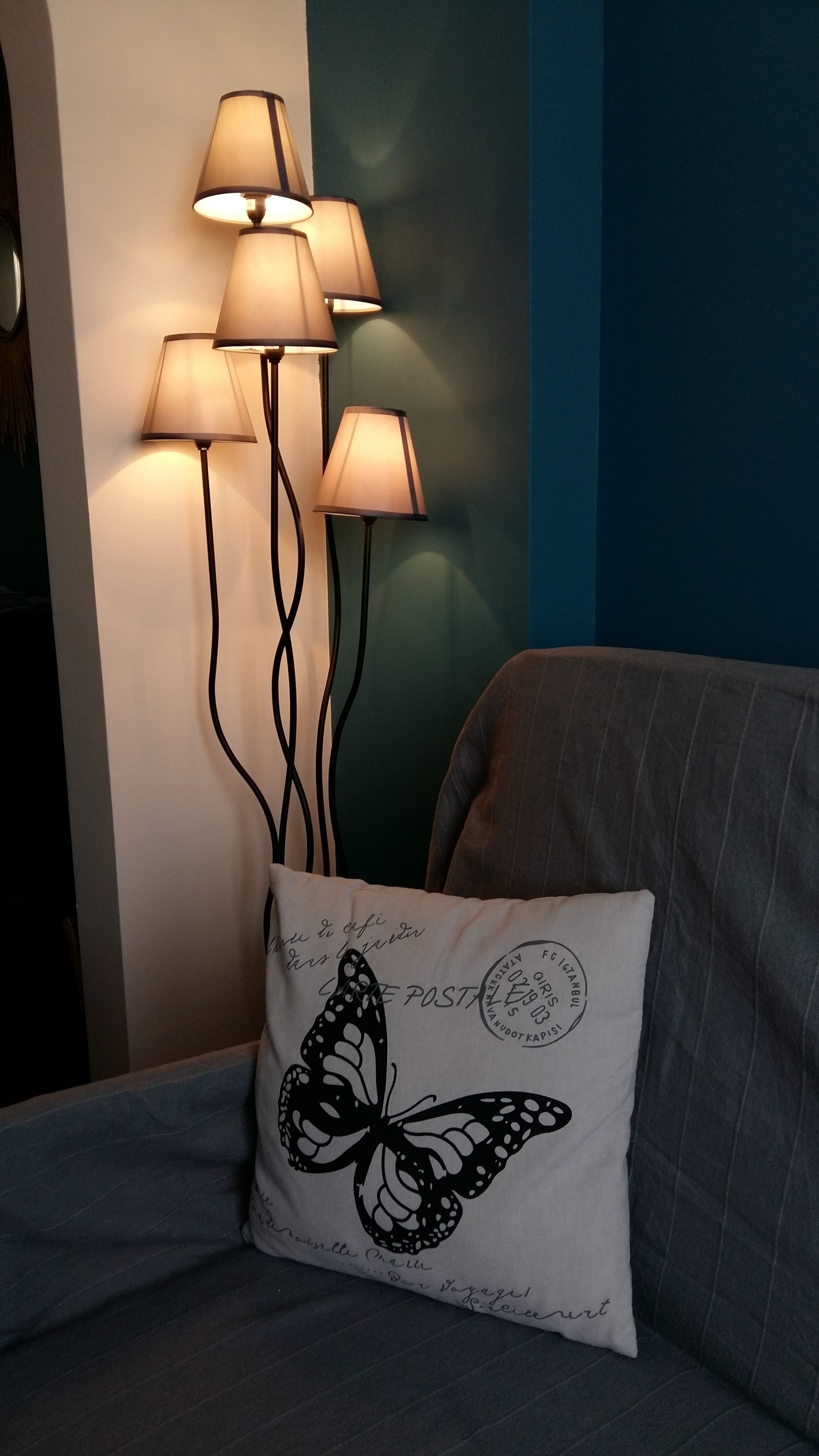 Lumières et décorations dans le salon