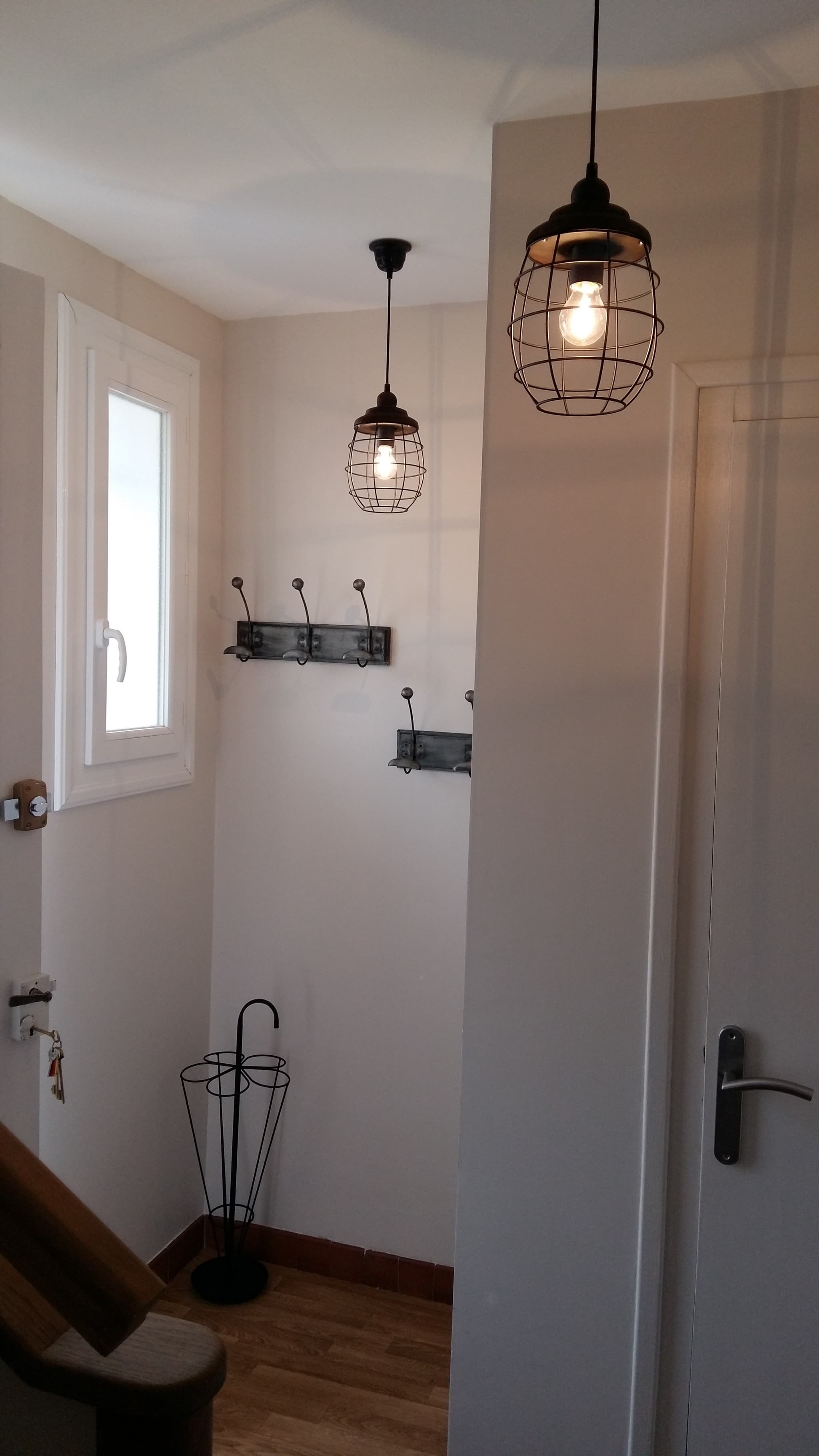 L'entrée avec dépose valises, 1er WC avec lave-main, l'ecalier pour le 1er étage