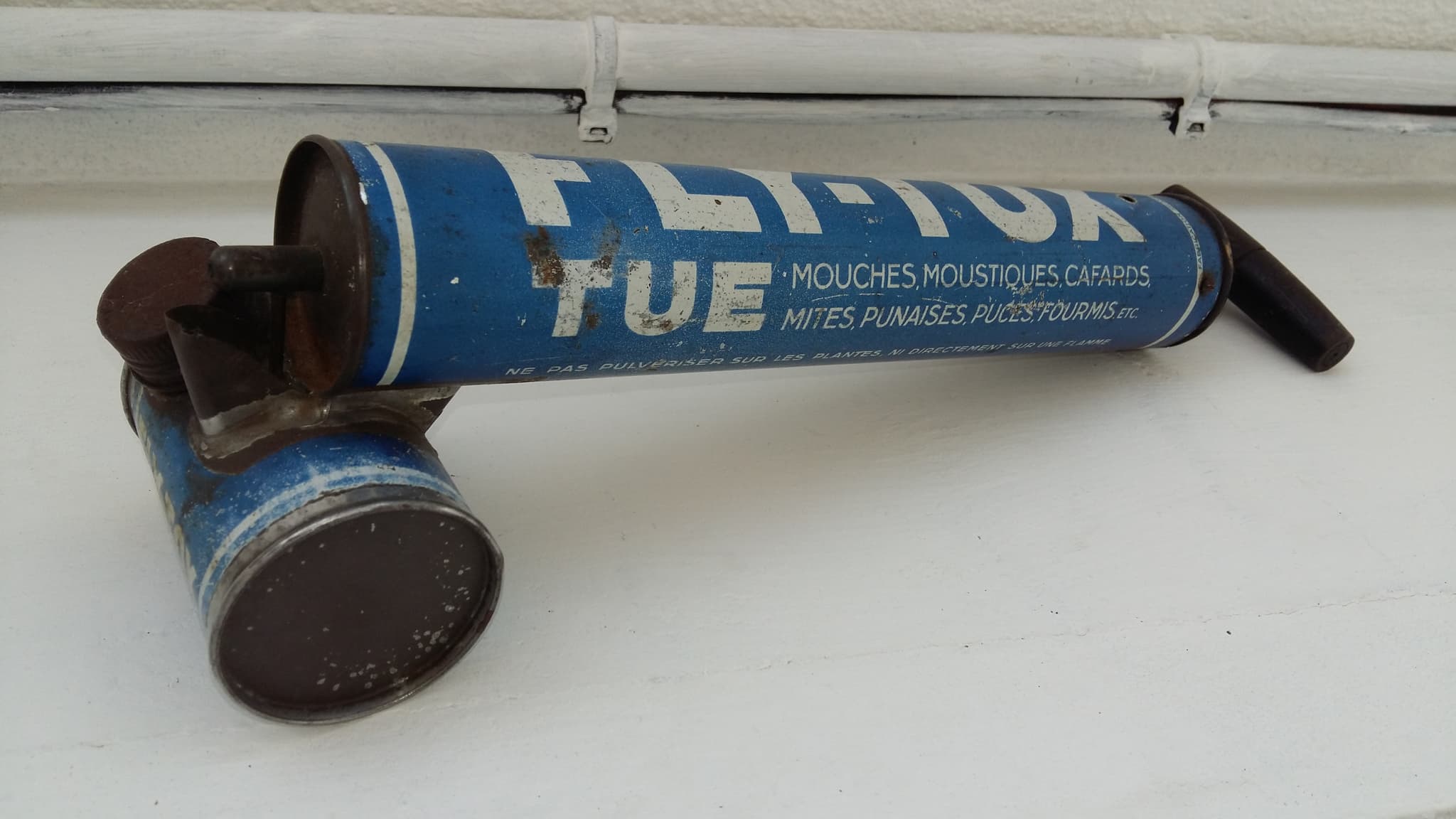 Décoration avec un Flitox pour chasser les moustiques en 1950