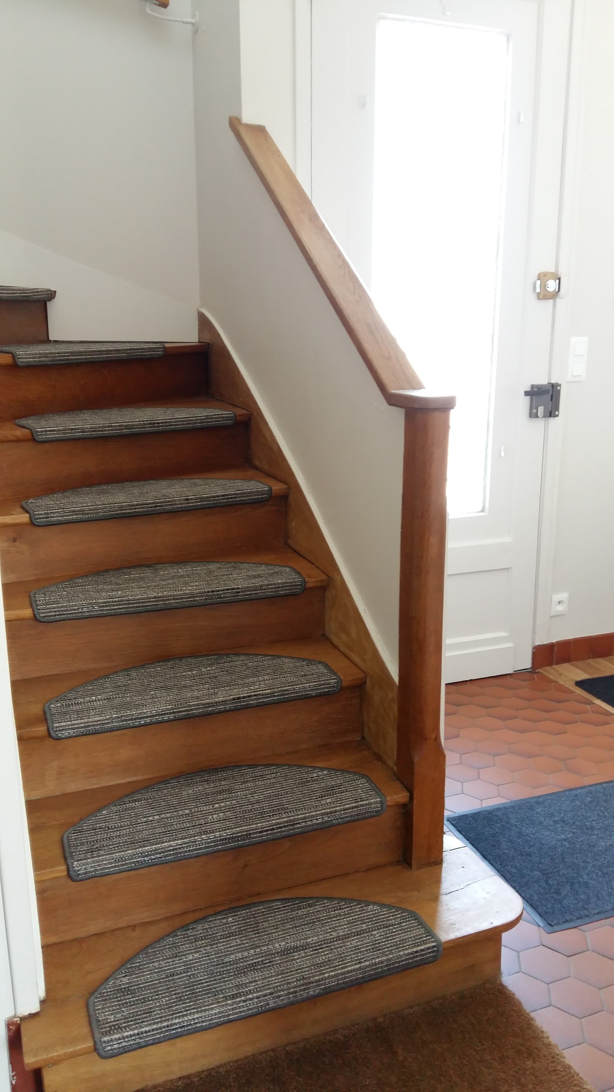 Voici l'escalier qui monte aux chambres et à la Salle d'Eau du 1er étage
