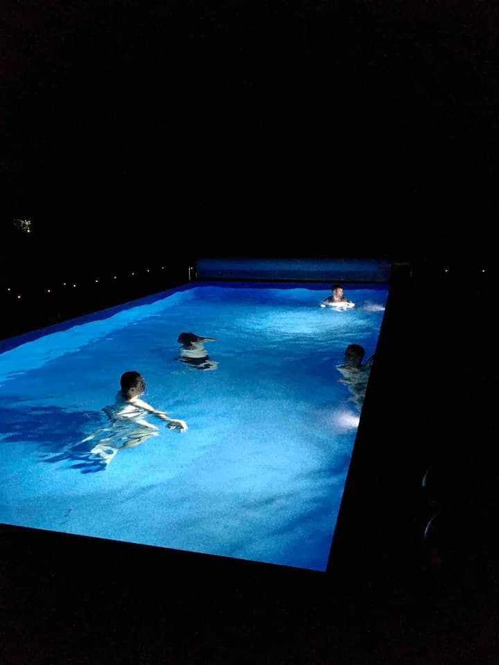 2023 - ESTI - Henry's Lodge - Piscine nuit - ©H. Gadeyne