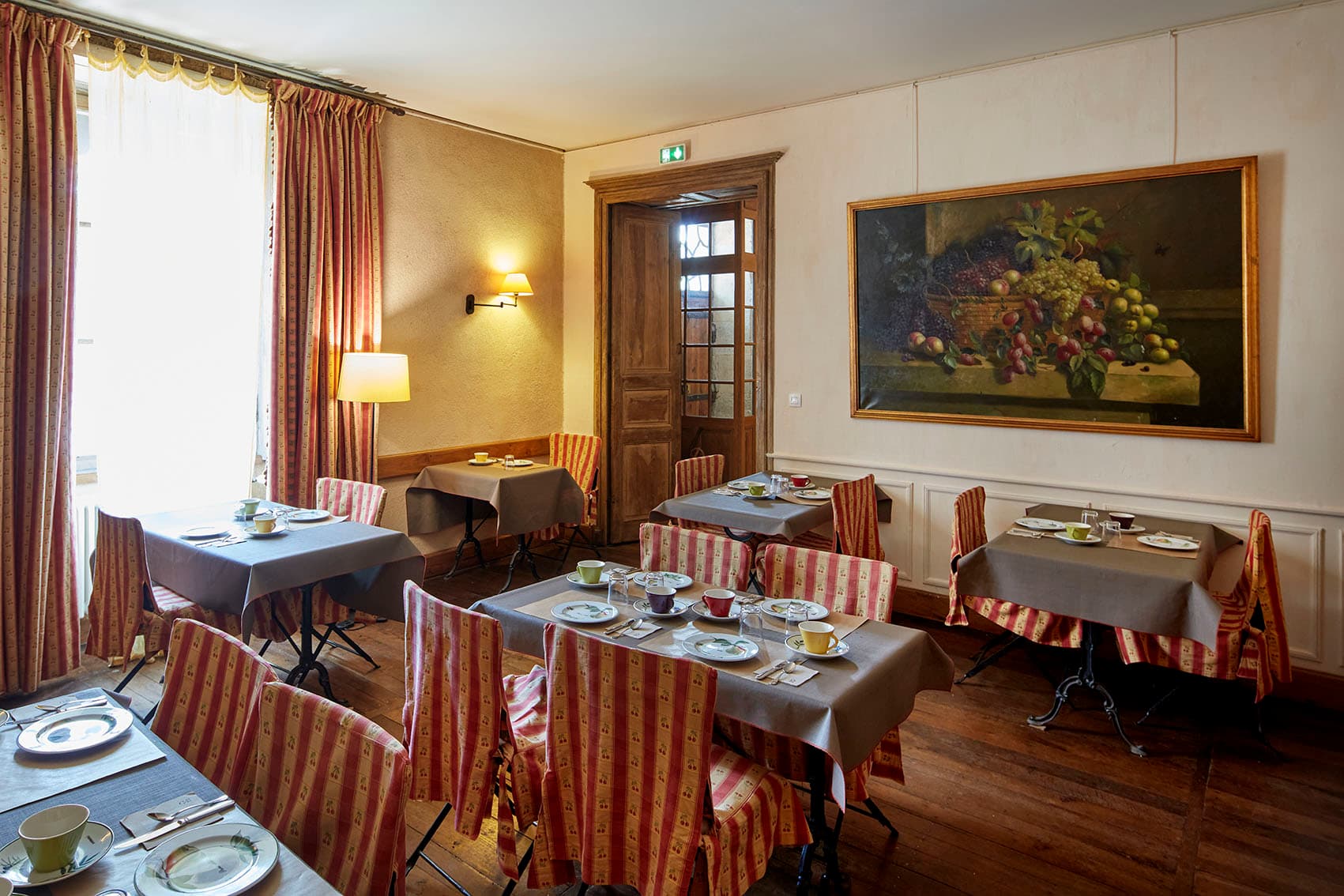Salle de Petit déjeuner Hôtel Les Orangeries - Lussac-les-Châteaux