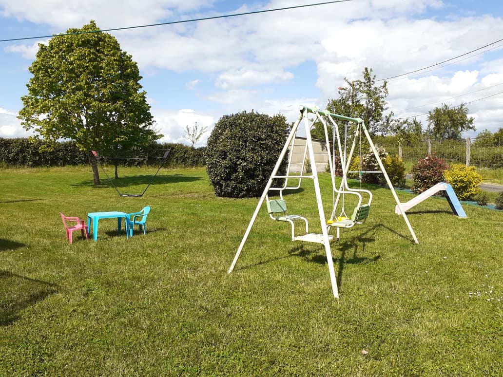 Jardin arboré avec structures pour les enfants