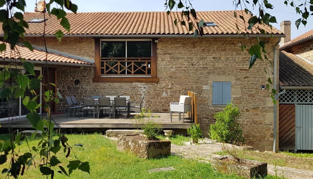 Façade Pierre de soleil des gîtes Maisons La Perle (19 pers)