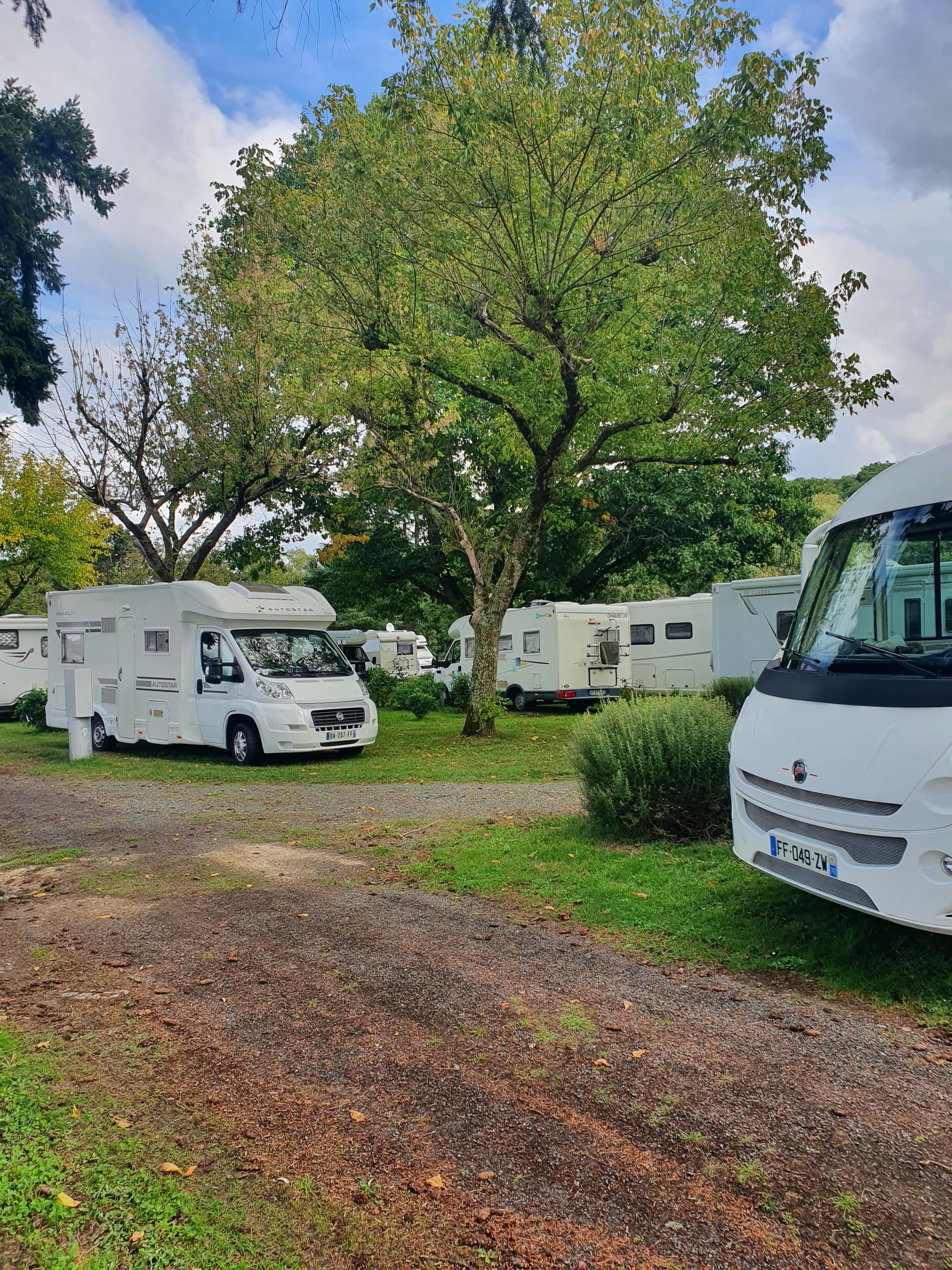 Emplacements nus pour camping-car, caravanes, tentes