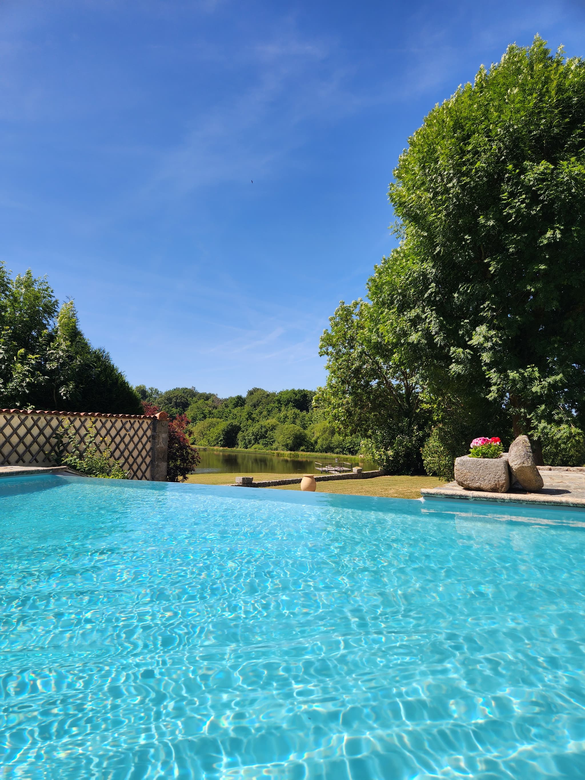 Piscine à débordement