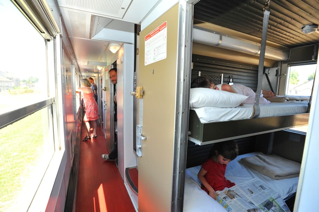 bressuire-au-petit-brasseur-cabine-deux-lits-superposes-ouvert