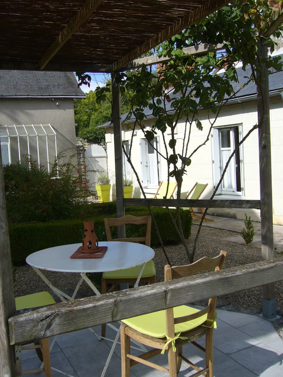 Tonnelle et jardin