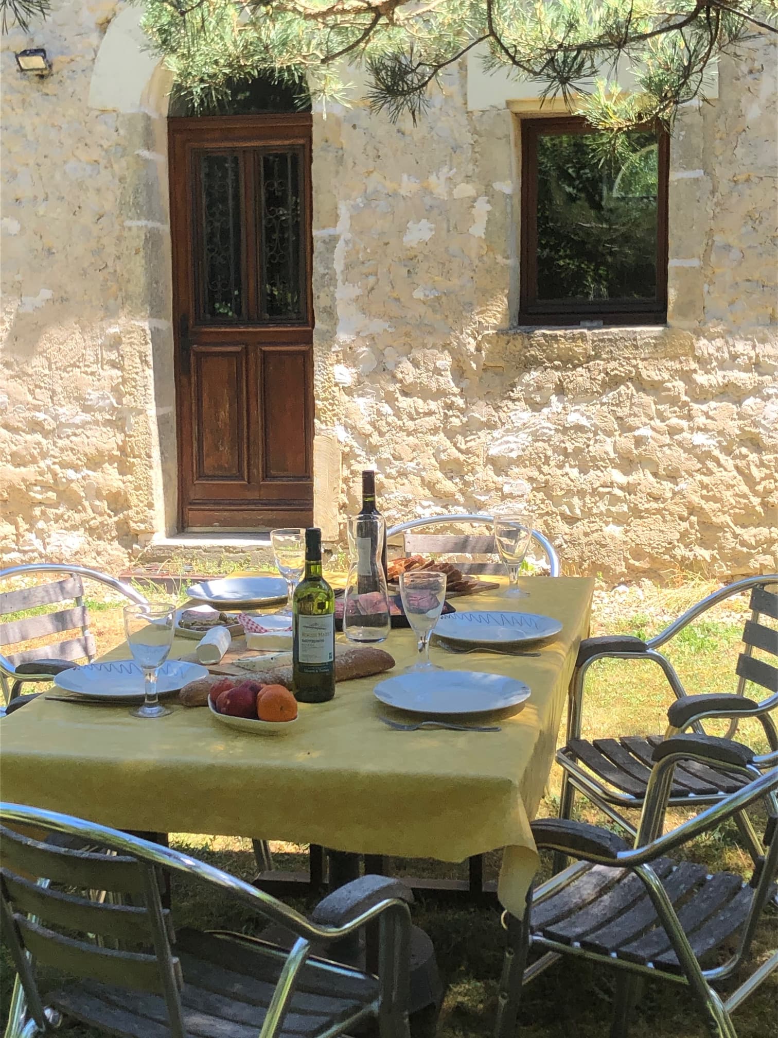Jardin prive avec salon de jardin et barbecue