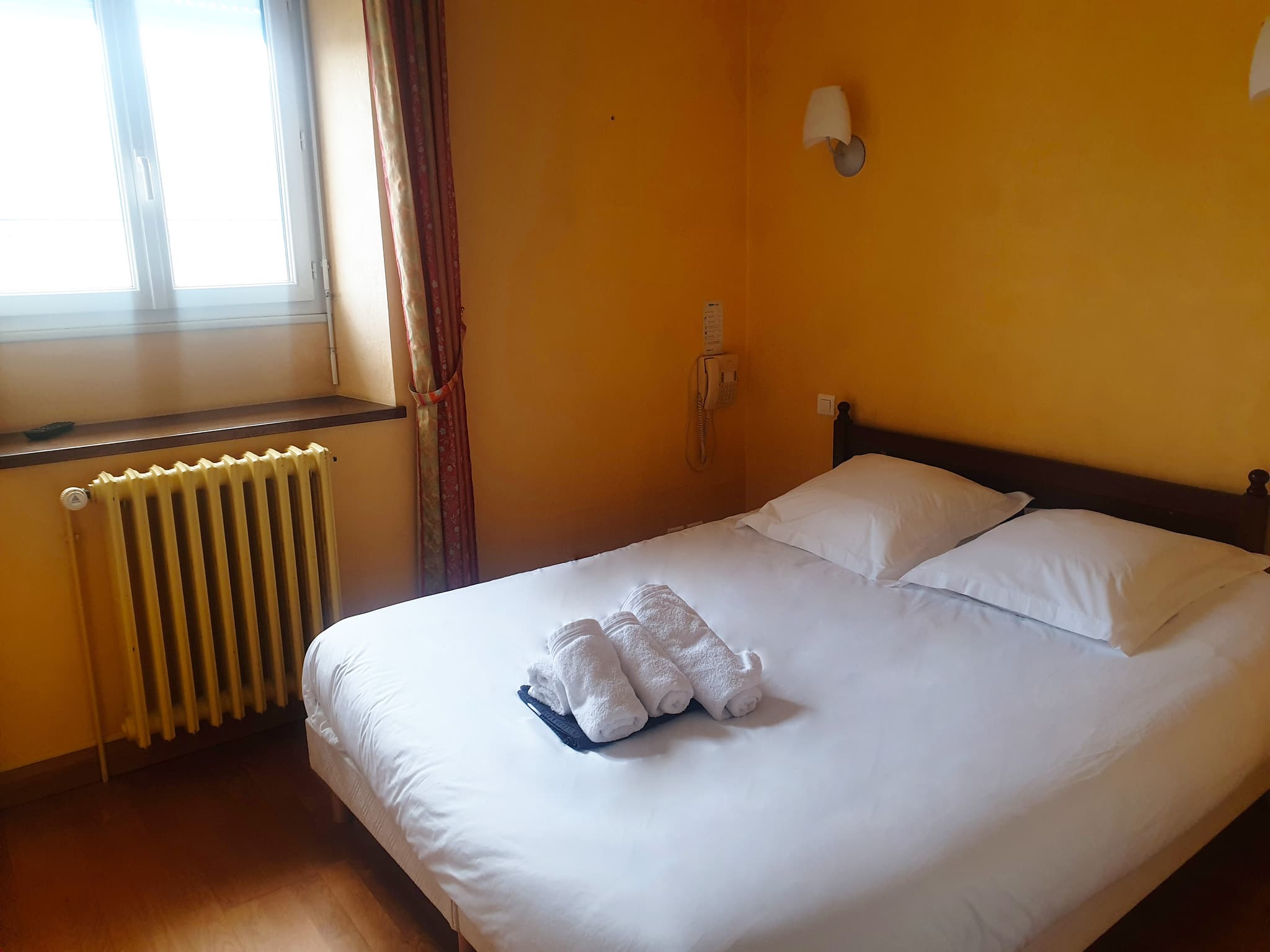 chambre double avec sa salle d'eau et son toilette séparé_10