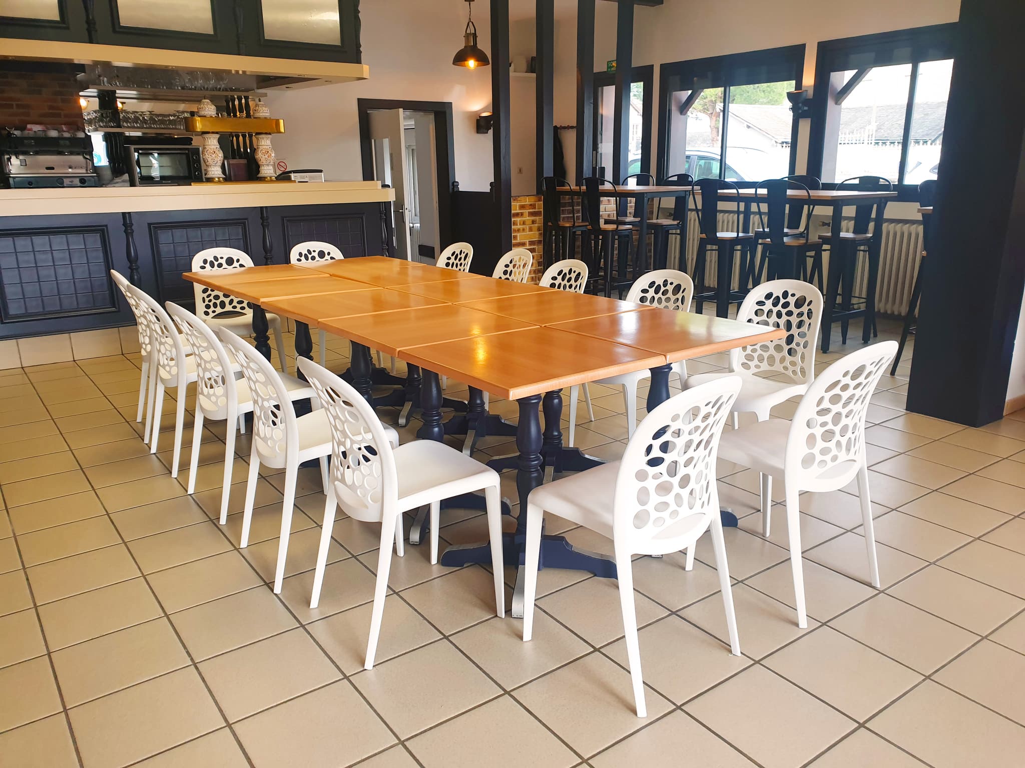 salle bar avec table repas pour 20 personnes_3