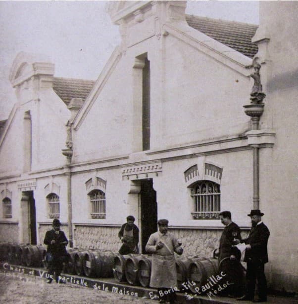 Chais et vue partielle de la maison E Borie Fils à Pauillac