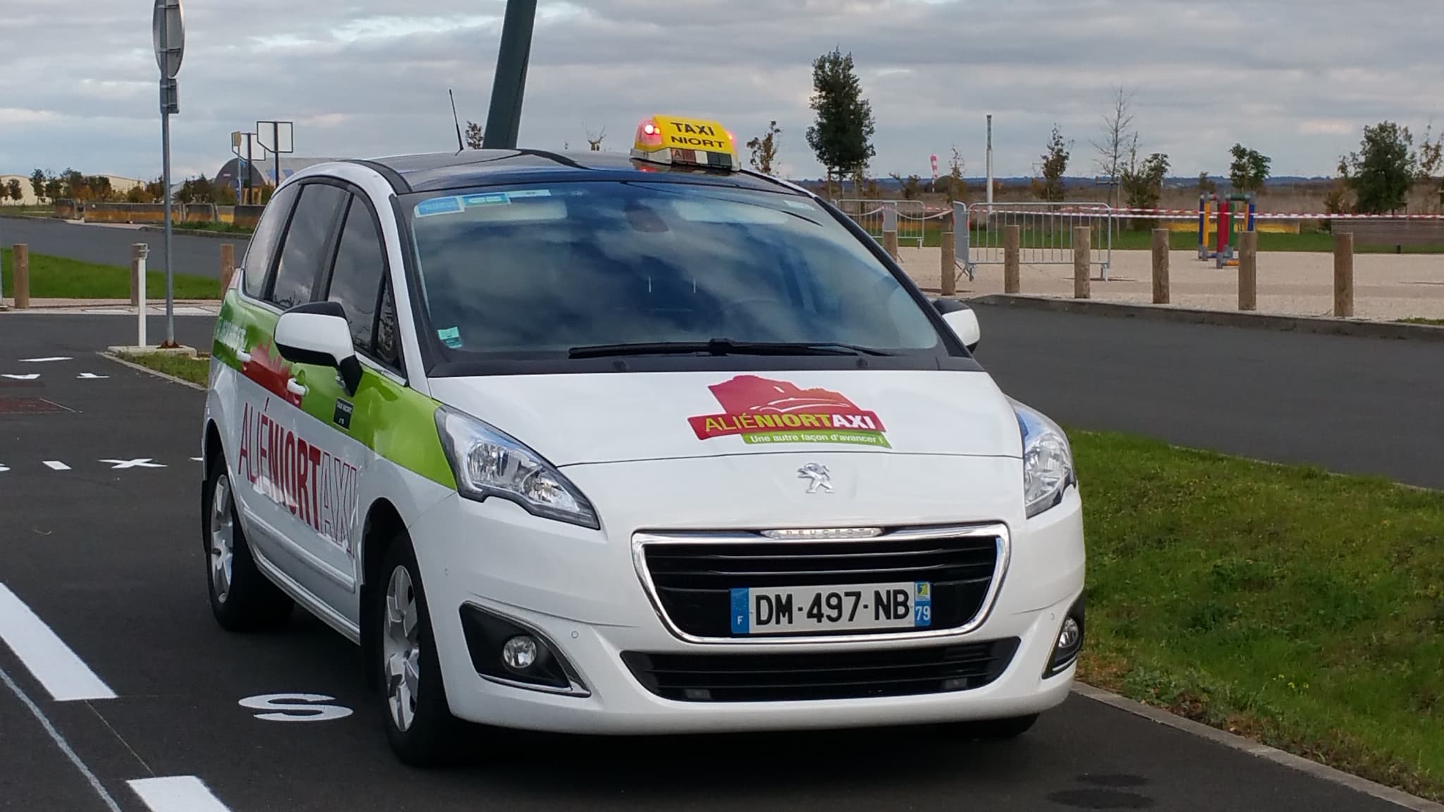 ALIÉNIORTAXI devant l'Acclameur de Niort