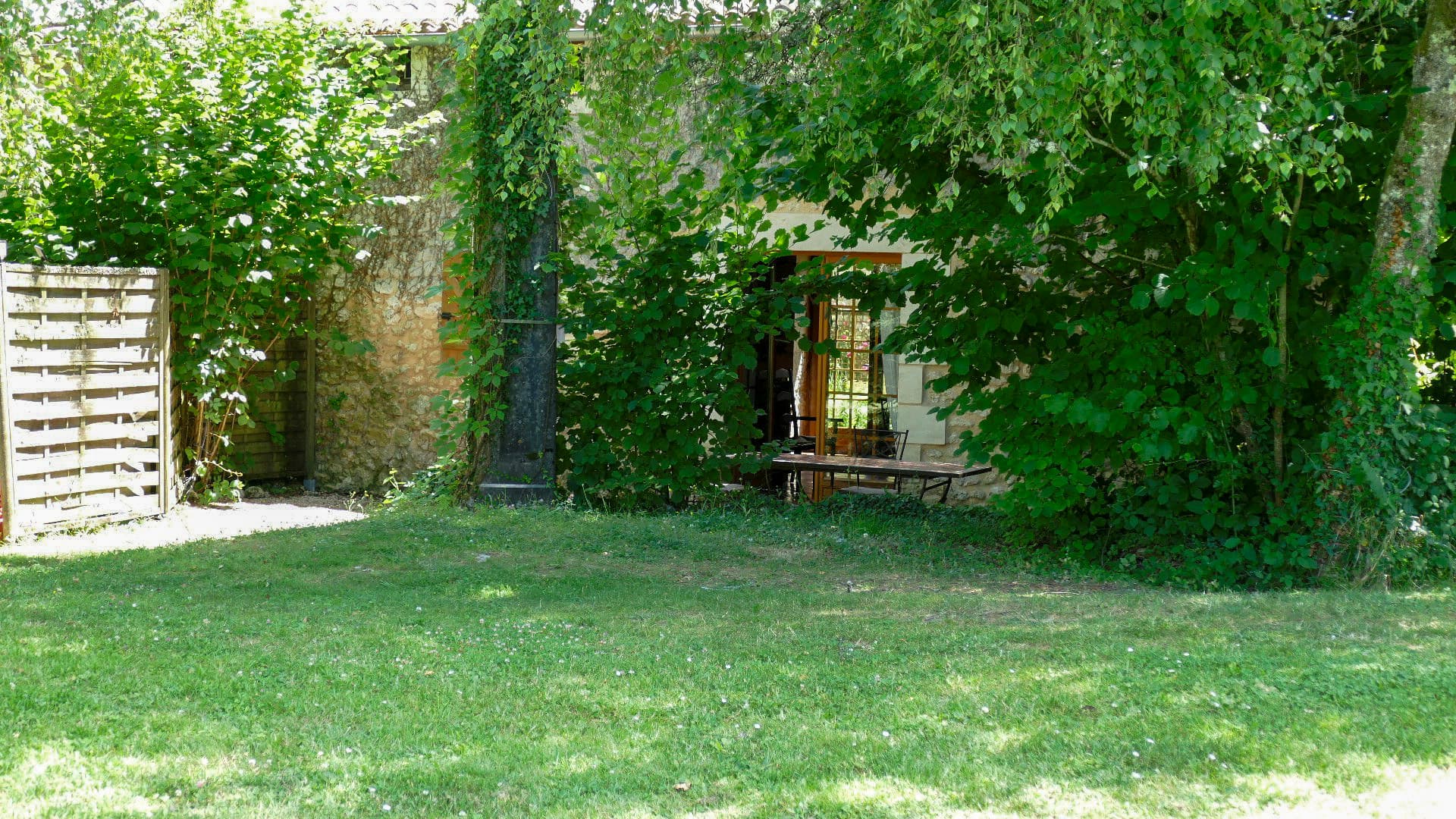 gite-les-rocailles-terrasse-saint-martin-des-combes-tourisme