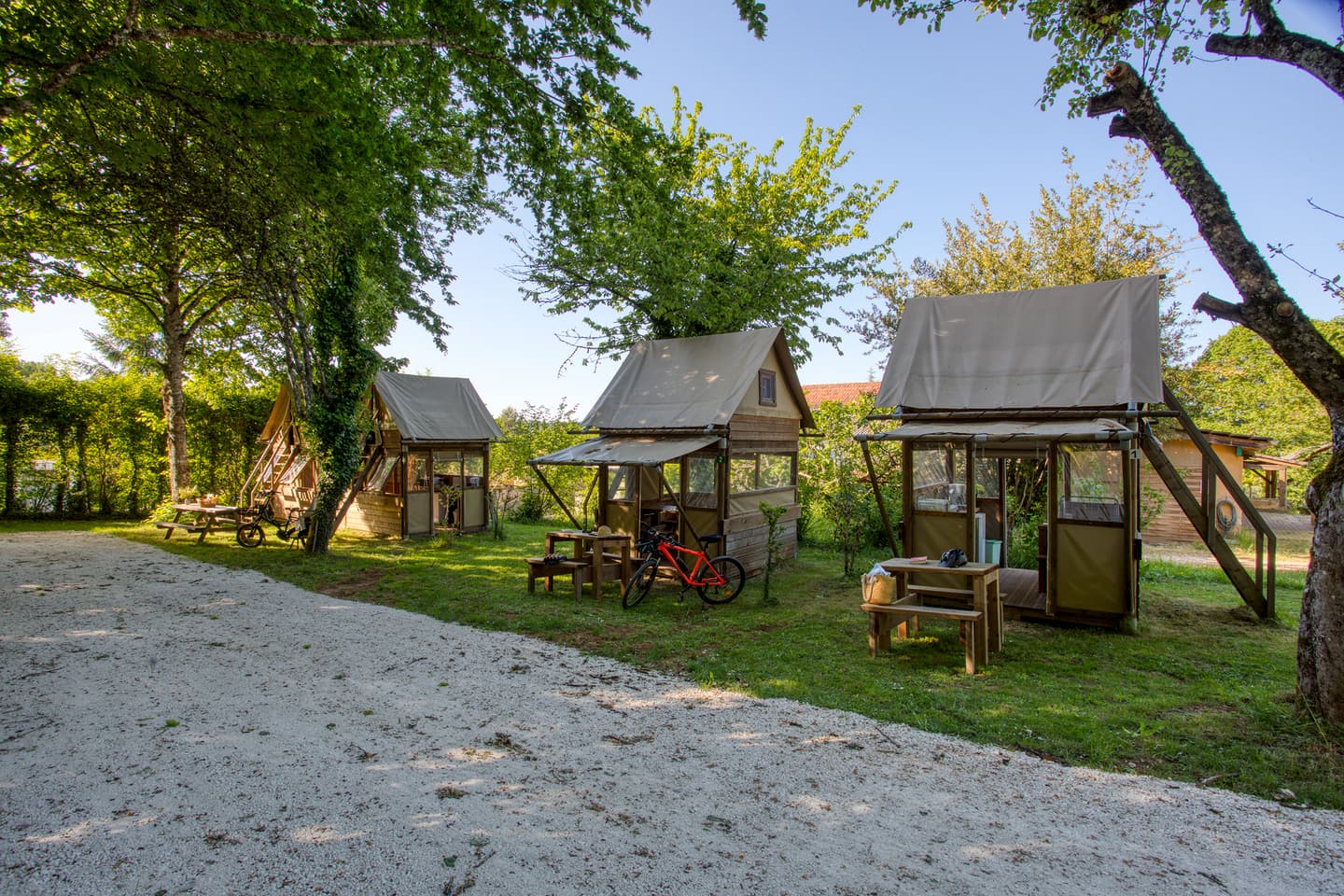 3 cabanes_pret_a_camper_camping_a_la_ferme_la_roussie_sarlat_accueil_velo (4)
