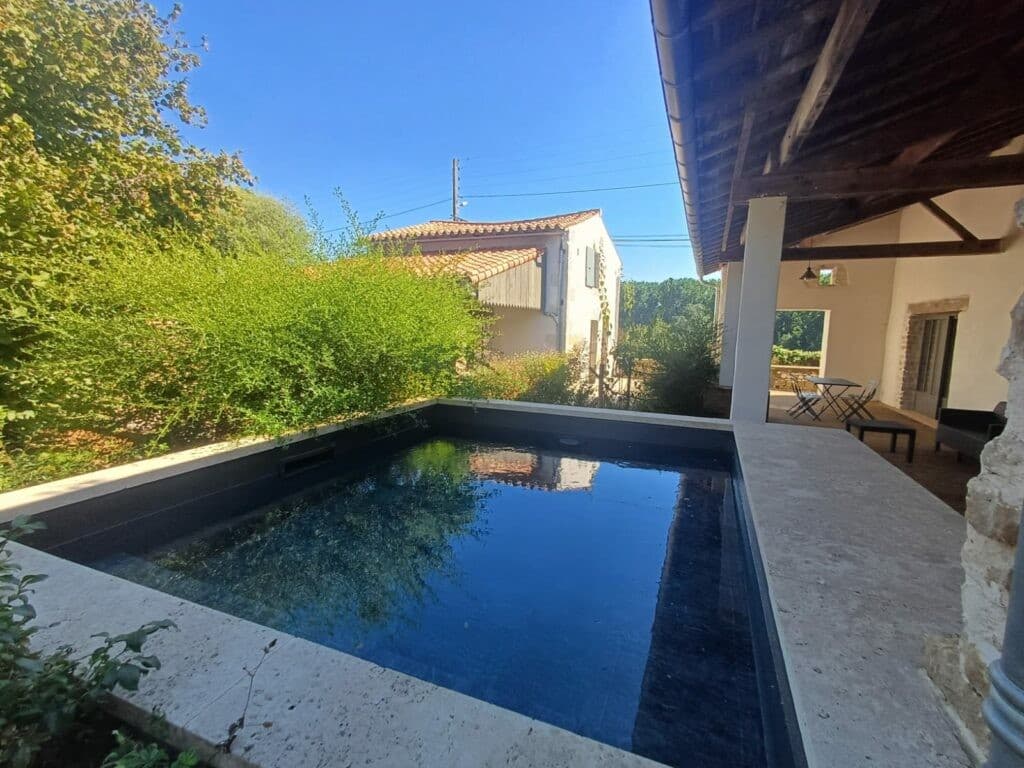 La piscine commune des Logis d'Eglantine
