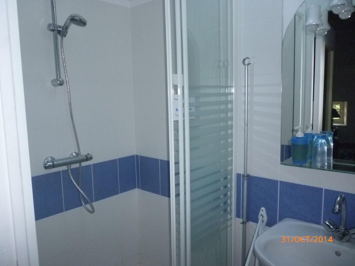 Gîte Robale à Romagne - Salle de bain attenante à la chambre lavande