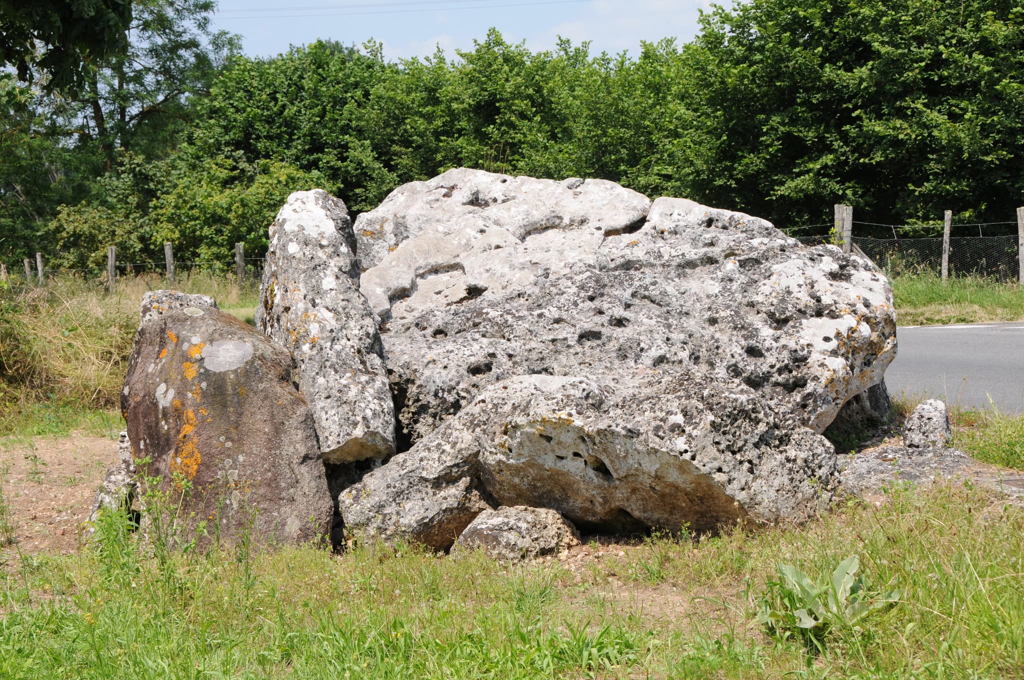 Dolmen de Loubressac - Mazerolles