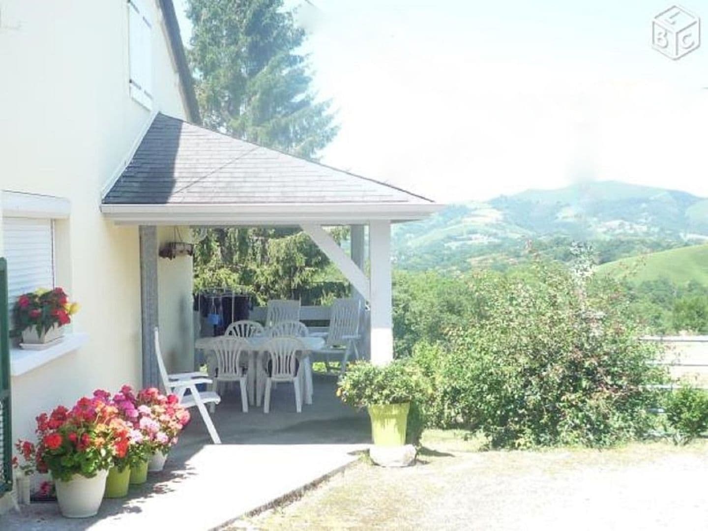 Terrasse couverte donnant vers la cuisine au rez de chaussée.