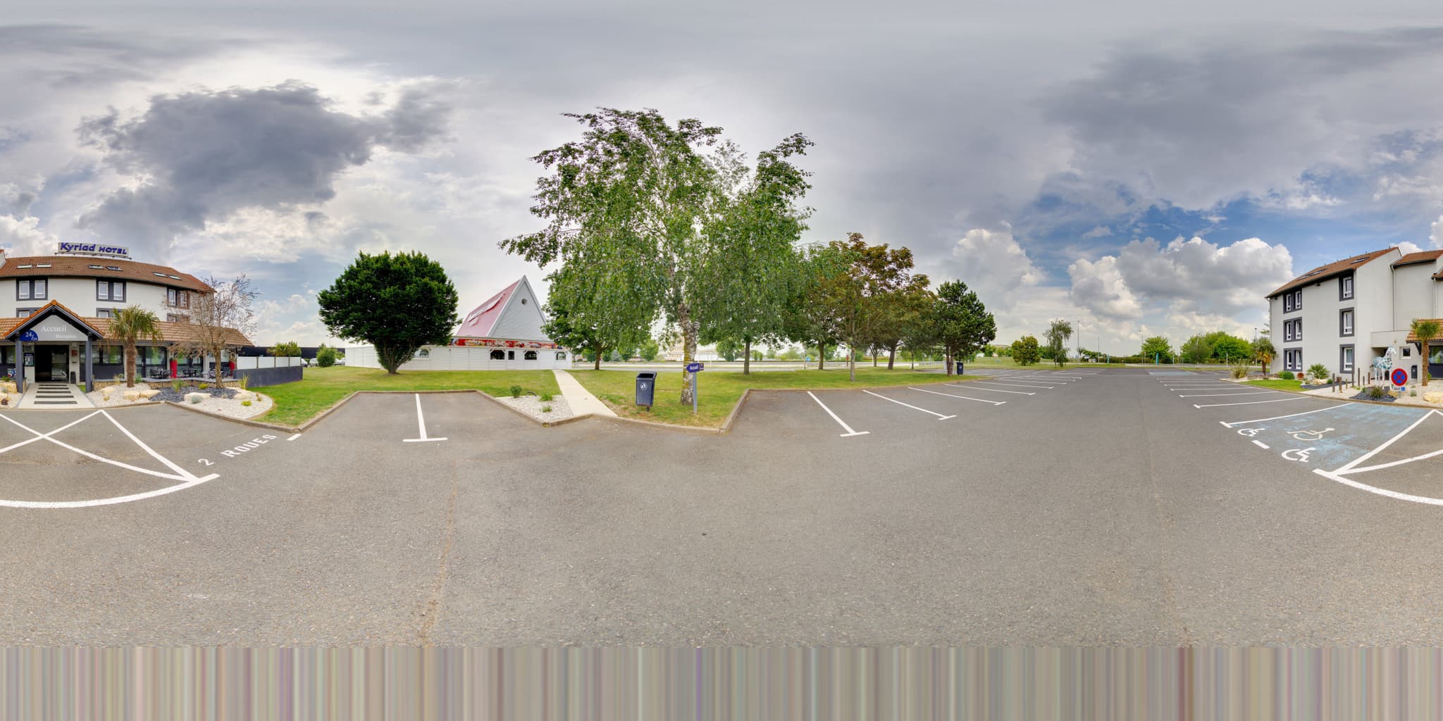 Le parking et l'entrée de l'hôtel