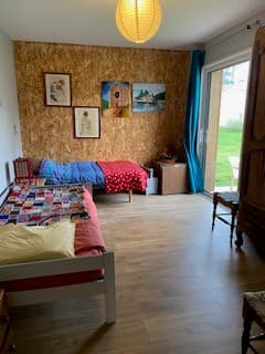 Une autre chambre avec lit enfant
