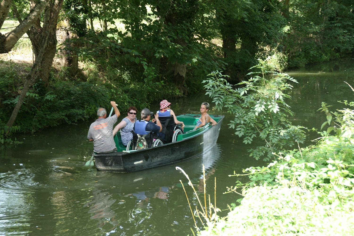 Une balade en barque accessible aux personnes à mobilité réduite