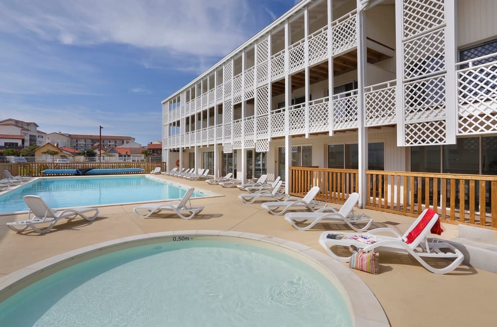 vue piscine extérieure