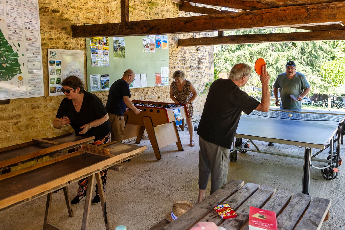7 salle_de_rencontre_abritee_pingpong_babyfoot_jeux_en_bois_camping_a_la_ferme_la_roussie (3)