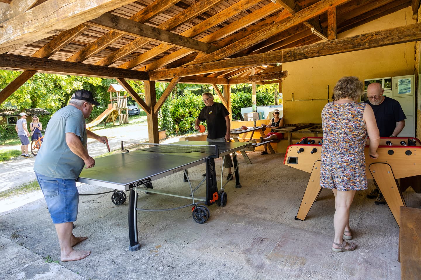 8 salle_de_rencontre_abritee_pingpong_babyfoot_jeux_en_bois_camping_a_la_ferme_la_roussie (12)