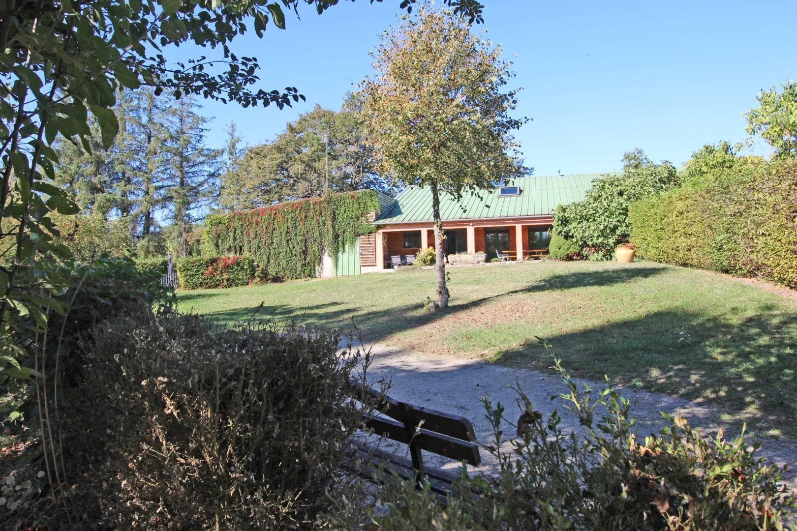 Gite de "Montbrugnaud " à Mailhac sur Benaize en Haute-Vienne - la maison vue du chemin privé qui descend vers l'étang_34