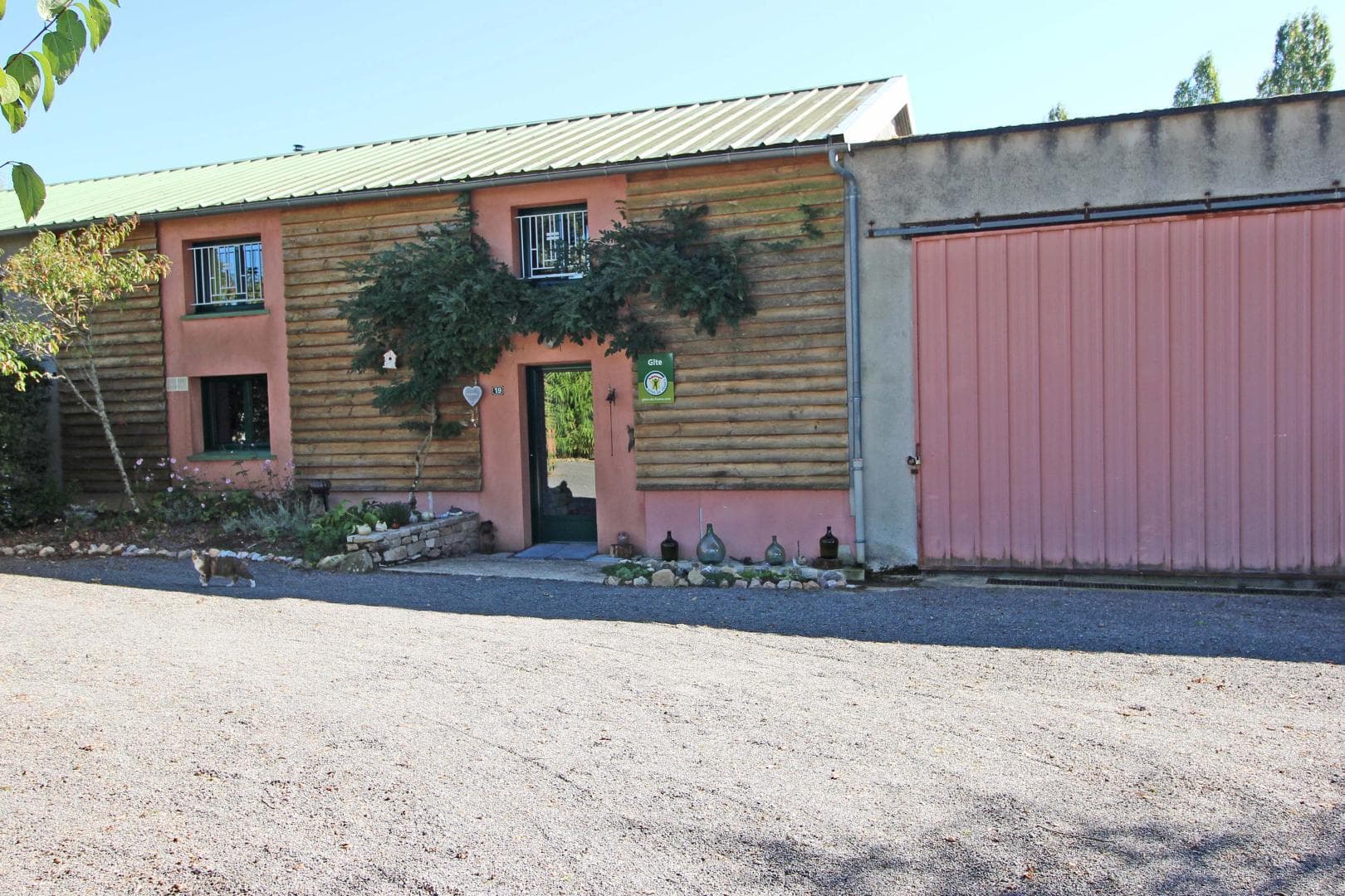 Gite de "Montbrugnaud " à Mailhac sur Benaize en Haute-Vienne - le gîte côté arrivée et parking_42