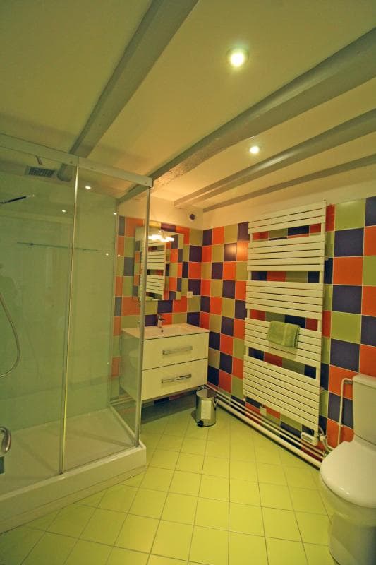 Gite "Le Génie de la Forêt" à Compreignac en Haute-Vienne (Limousin)- salle d'eau de la chambre 5_22