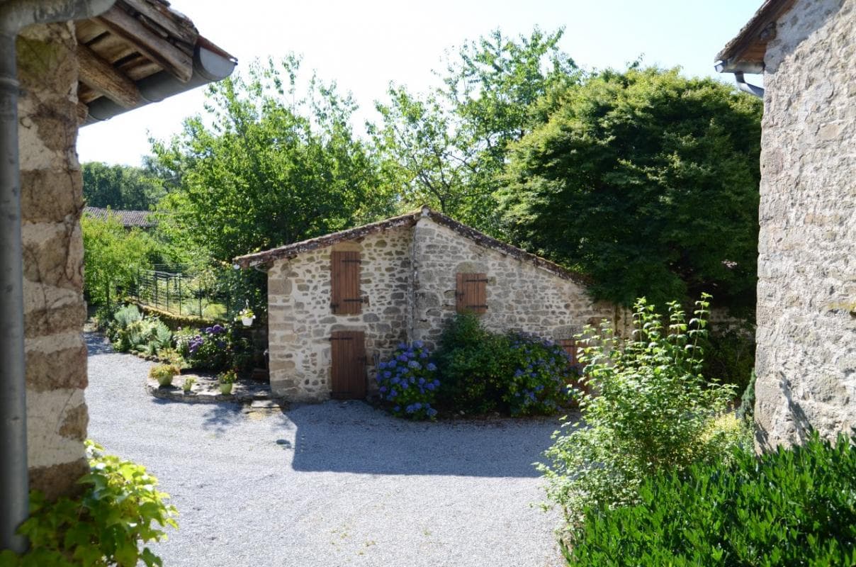 Gîte de La Faye à Compreignac en Haute-Vienne (Limousin en Nouvelle Aquitaine) - La cour_26