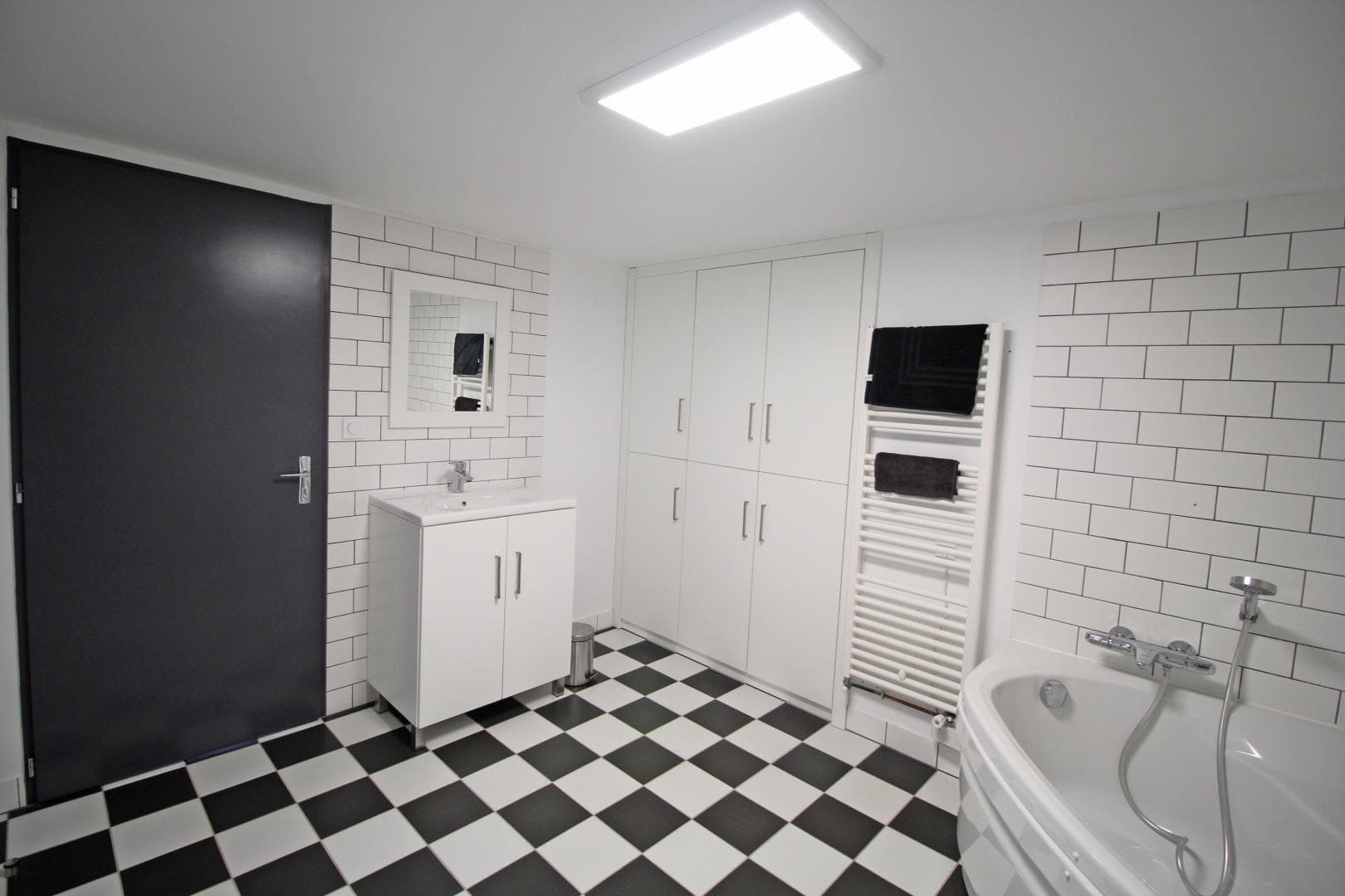 Chez Marie-Louise, gîte à Fromental en Haute-Vienne (Nouvelle Aquitaine)- salle d'eau avec wc au 1er étage_32
