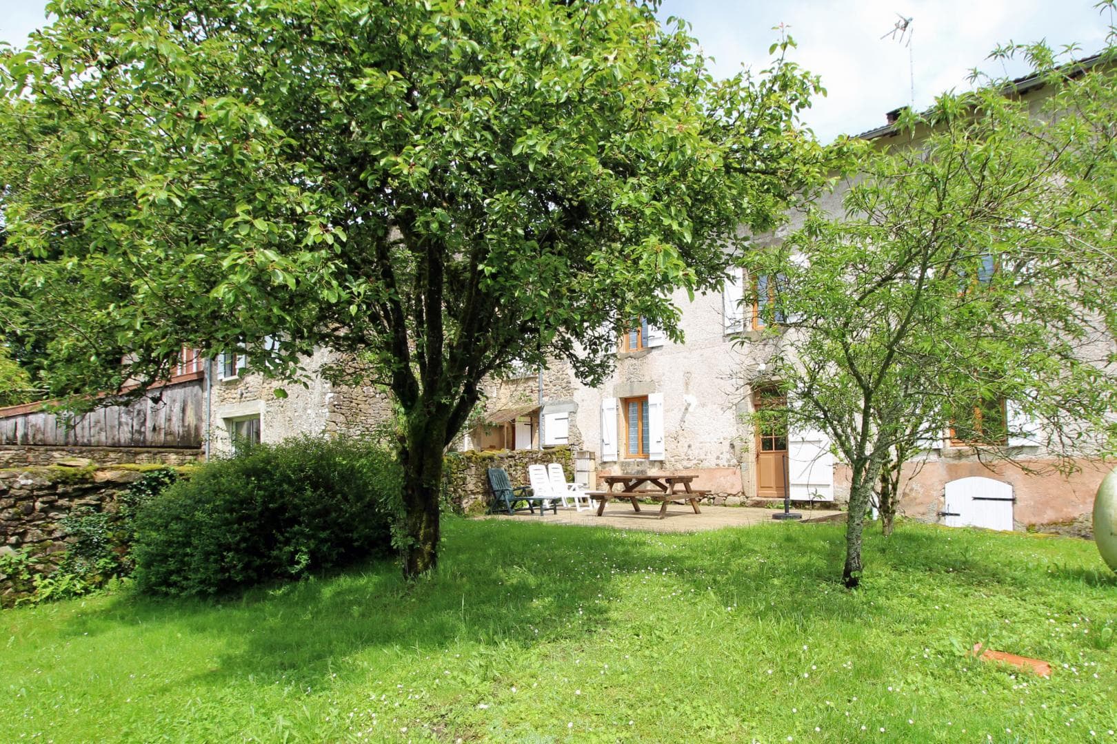 Gîte de Chasseneuil à Saint Symphorien sur Couze en Haute-Vienne (Nouvelle Aquitaine) - côté jardin_1