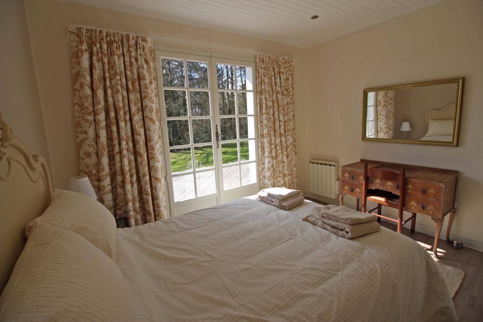 Gite Le Clos des Chênes à La Combe sur la commune de Thouron en Haute-Vienne (Nouvelle-Aquitaine) - chambre beige_18