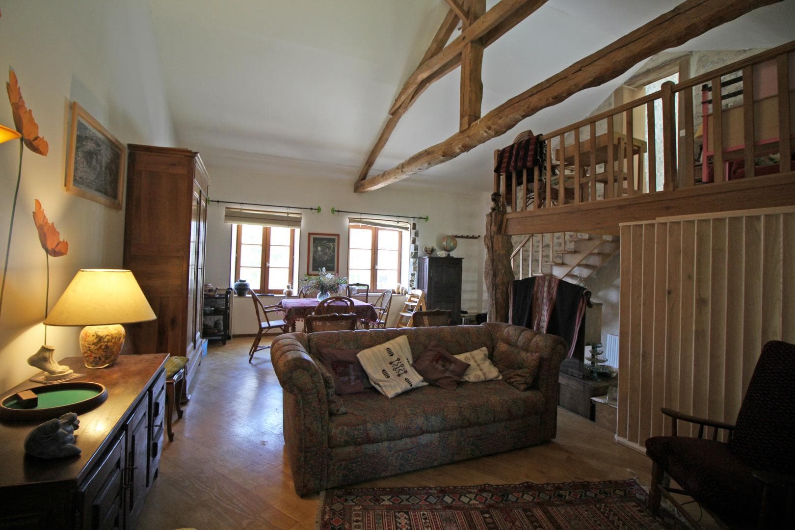 Les chambres d'hôtes de Kernad à Bersac sur Rivalier en Haute-Vienne (Nouvelle Aquitaine) salon côté bibliothèque_46