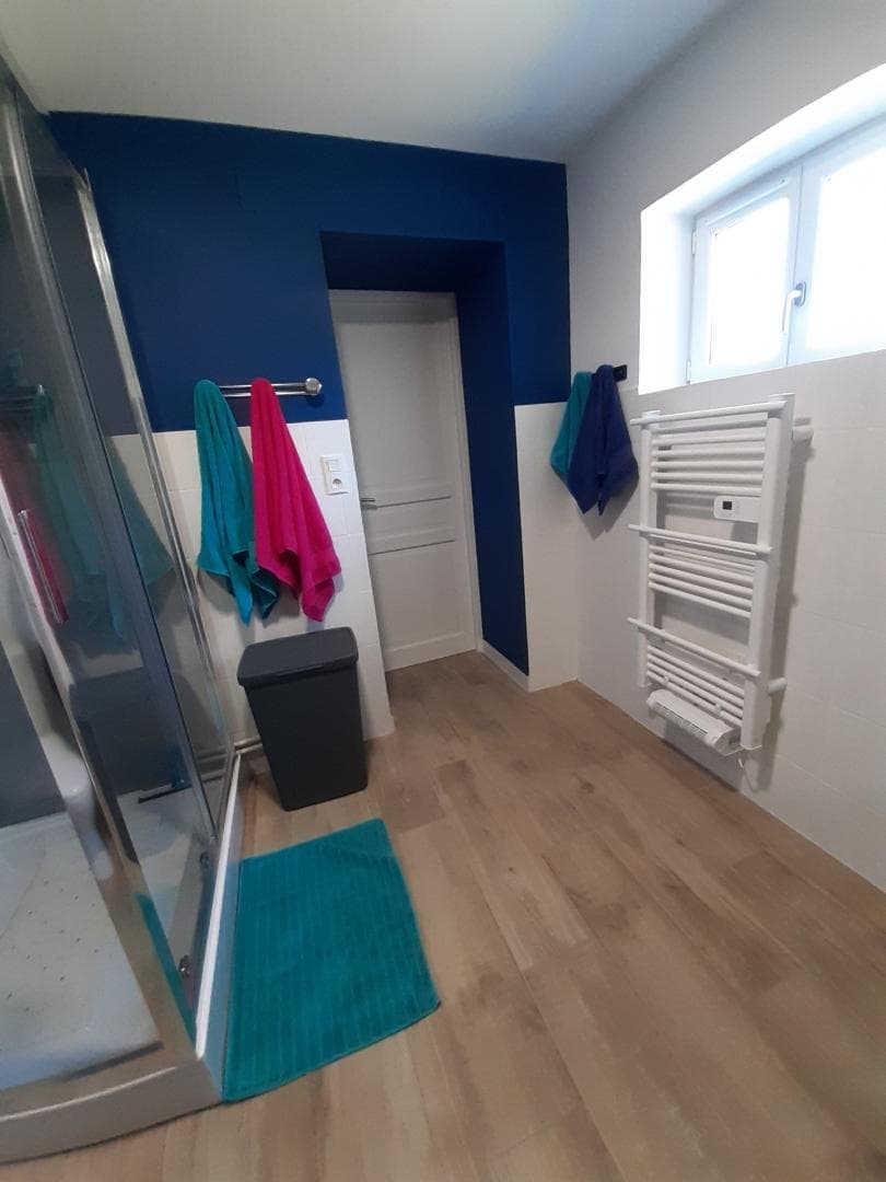 Le gîte à la campagne à Chassagnas sur la commune de La Croisille Sur Briance en Haute-Vienne - salle d'eau avec wc_17