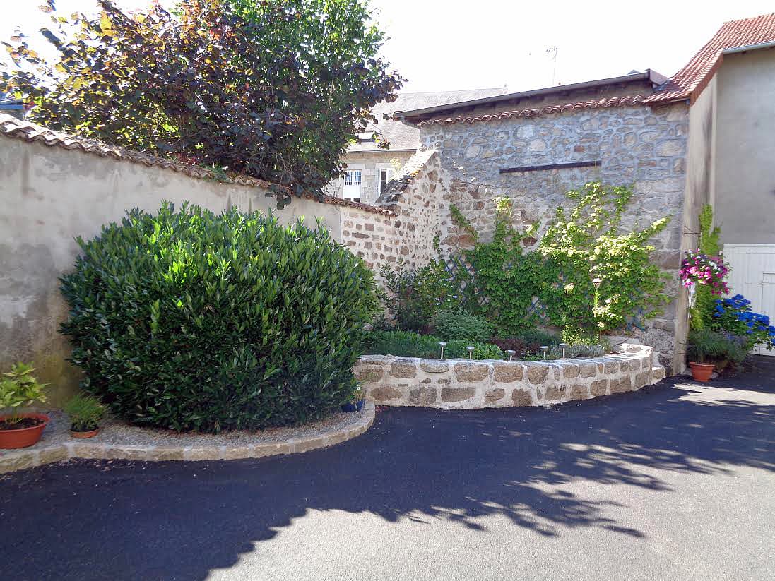 Gite "La Forge" à Peyrat Le Château en Haute-Vienne (Limousin en Nouvelle Aquitaine). Entrée de la cour._14