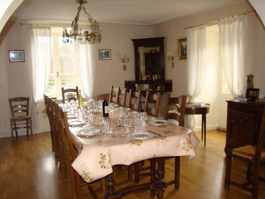 Gite "Chez Maitre Jacques" à Saint Léonard De Noblat en Haute-Vienne (Limousin en Nouvelle Aquitaine). Salle à manger, table 15 personnes (possibilité 24 pers)_36