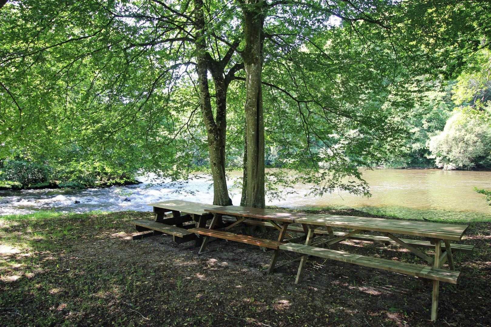 Gite "Chez Maitre Jacques" à Saint Léonard De Noblat en Haute-Vienne (Limousin en Nouvelle Aquitaine). Tables de pic-nique en bord de Vienne._29