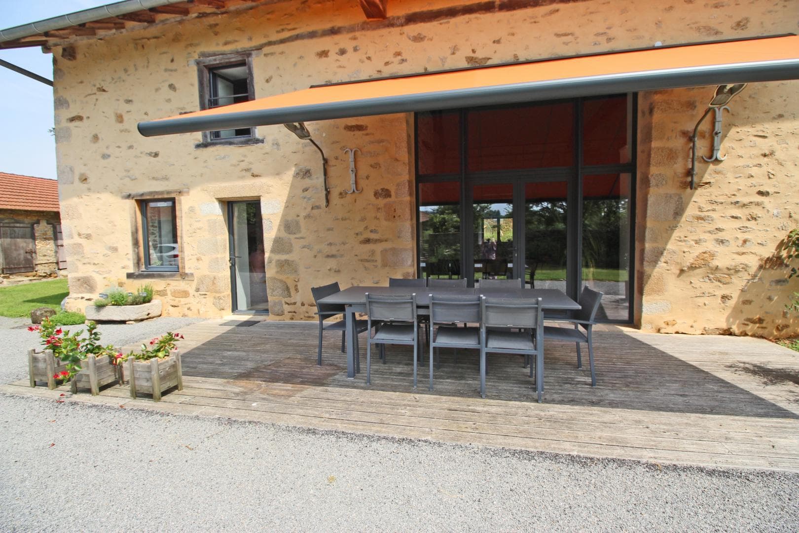 Le gîte du déserteur à Saint Martin Terressus en Haute-Vienne (Nouvelle Aquitaine) - terrasse avec store_2